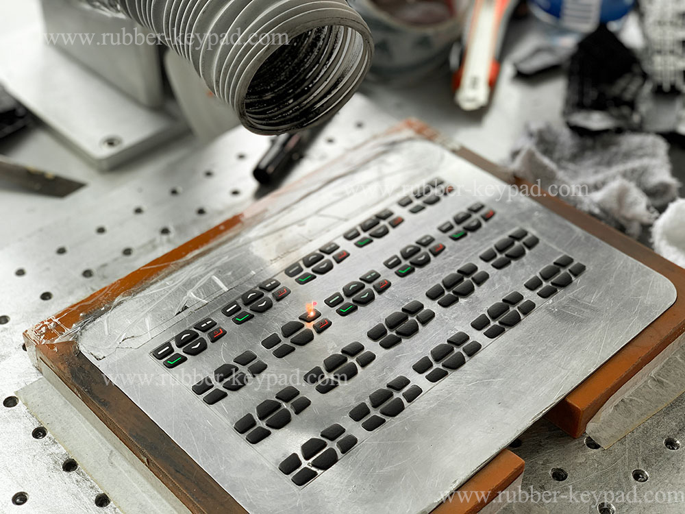 proceso de grabado l&aacute;ser teclado de goma
